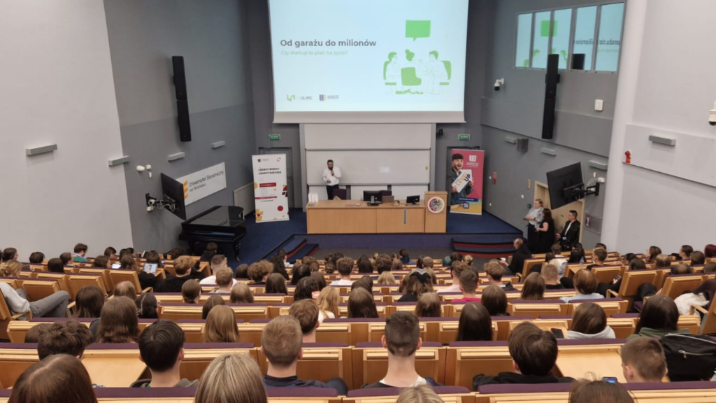 Sala CKU 1 UEW. Uczniowie szkół średnich podczas wykładu z cyklu Bez ocen.