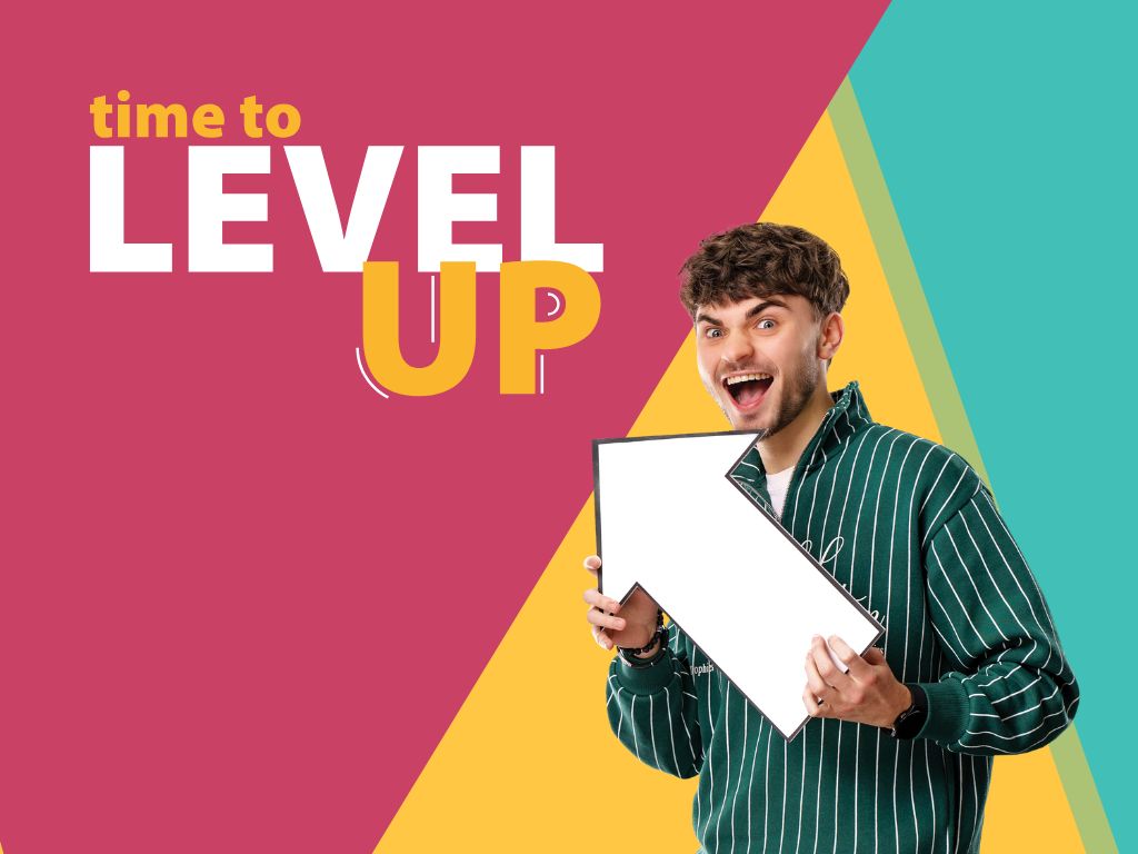 Student ze strzałką w ręku wskazuje na hasło rekrutacyjne Time to Level UP.